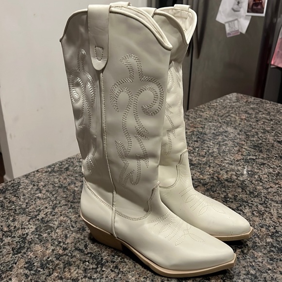 Steve Madden Shoes - Steve Madden Windie Cowboy Boots, size 8.5